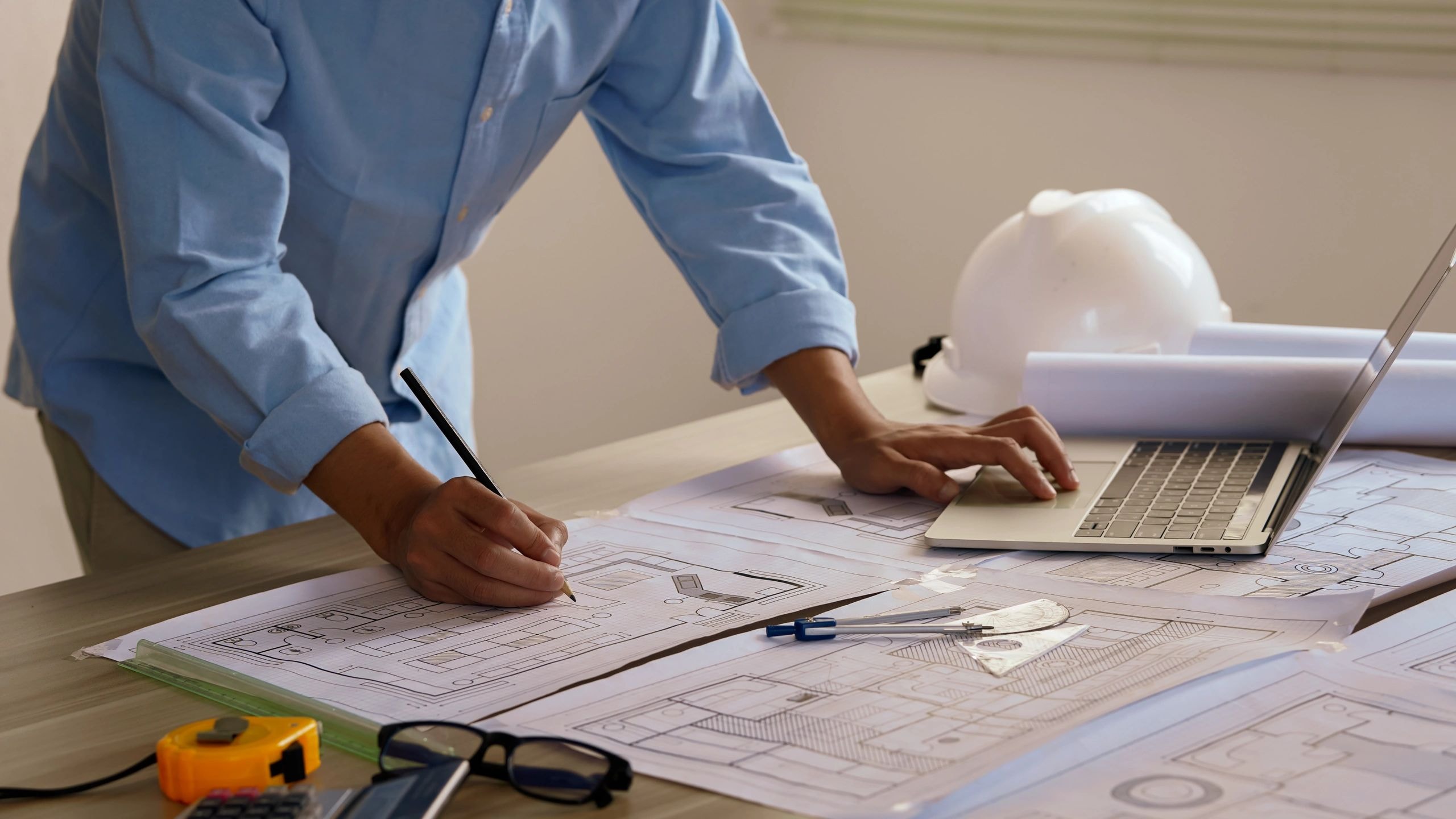 Arquitecto revisando planos de construcción